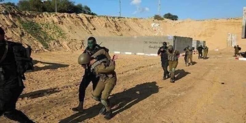 مقاتلو المقاومة يأسرون جنود من الصهاينة في طوفان الأقصى