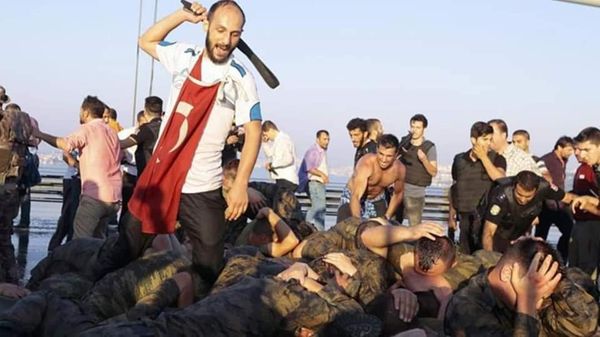 المدنيون الأتراك يضربون العسكر المجرمين