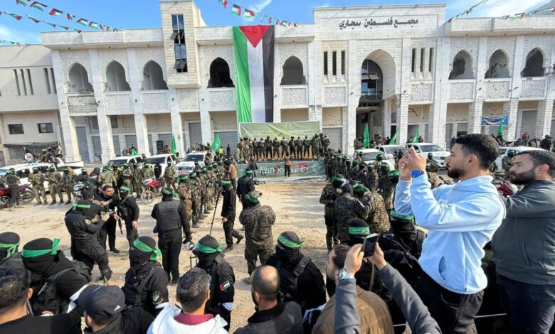 فلسطينيون يتجمعون في حين يستعد مسلحو «حماس» و«الجهاد» لإطلاق سراح أربع أسيرات إسرائيليات