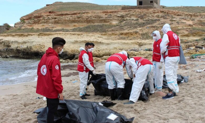 انتشال جثث مهاجرين غرقوا في عرض البحر قبالة شواطئ ليبيا