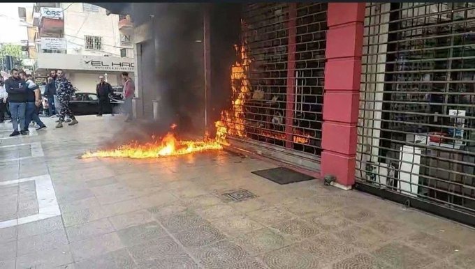 اقتحم المتظاهرون أحد فروع الشركة وأحرقوا واجهته