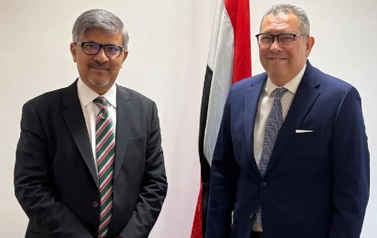 سفير باكستان في القاهرة عامر شوكت ومساعد وزير الخارجية المصري السفير المصري أحمد شاهين