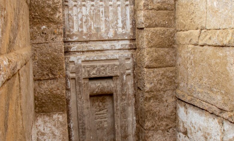 العثور على تمثال للملك زوسر وزوجته وبناته العشرة