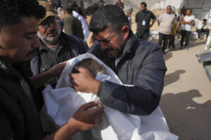 غارات إسرائيلية على غزة تقتل 10 أشخاص أغلبهم نساء والأطفال