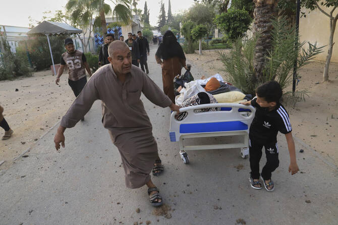 مسعفون في غزة: الغارات الإسرائيلية قتلت 28 شخصا بالقرب من المستشفى