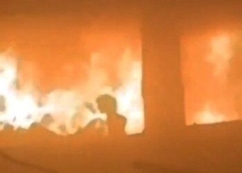 فيديو.. طفلة فلسطينية تحاول النجاة من النيران الاحتلال