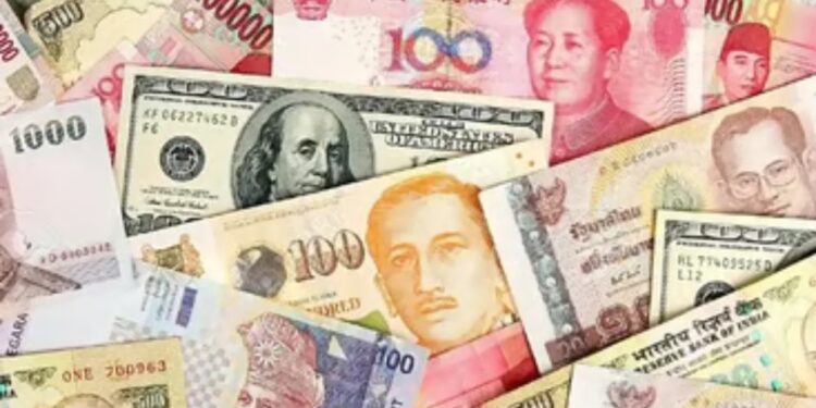 انتعاش العملات الآسيوية يتحدى قوة الدولار وتصعيد ترامب
