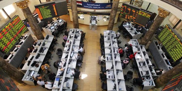 بورصة مصر تهوي 3.6%.. 3 سيناريوهات لمستقبل السوق بين التصعيد والارتداد دخلت البورصة المصرية مرحلة من الضغوط الحادة مع اتساع المخاوف الجيوسياسية في المنطقة، بعدما هبط المؤشر الرئيسي «إي جي إكس 30» بنسبة 3.56% في ختام تعاملات الأحد 25 أكتوبر 2026، مسجلًا أكبر تراجع يومي منذ يونيو 2025، في موجة بيع امتدت إلى معظم مؤشرات السوق والأسهم المدرجة. وجاء ذلك بالتزامن مع هبوط أسواق خليجية تحت تأثير تصاعد المواجهات بين السعودية والحوثيين، ومخاوف المستثمرين من اتساع الصراع وتأثيره على حركة الشحن وإمدادات الطاقة. Reuters +1 ولا تقتصر أهمية التراجع على حجمه اليومي؛ إذ يأتي وسط ضغوط متزامنة على الجنيه المصري، وتدفقات الاستثمار الأجنبي، وتكلفة الطاقة والنقل، وهي عوامل قد تؤثر في تقييم المستثمرين للأسهم المصرية خلال الفترة المقبلة. لكن الهبوط الحاد لا يعني بالضرورة استمرار الخسائر بالوتيرة نفسها؛ فالمسار المقبل سيتوقف على تطورات الأمن الإقليمي، وقدرة السوق على امتصاص المبيعات، واتجاهات سعر الصرف والسيولة. خسائر تتجاوز المؤشر الرئيسي أظهرت بيانات جلسة الأحد أن التراجع لم يكن محصورًا في الأسهم القيادية؛ إذ انخفض مؤشر «إي جي إكس 30» إلى نحو 49,234 نقطة، فيما هبط مؤشر الشركات الصغيرة والمتوسطة «إي جي إكس 70» بنسبة 11.07%، وتراجع مؤشر «إي جي إكس 100» بنسبة 8.88%. وتعكس هذه الأرقام اتساع موجة البيع لتشمل شرائح واسعة من السوق، مع خسائر أكبر في الأسهم الصغيرة والمتوسطة. Amwal Al Ghad وسجل المستثمرون غير العرب صافي بيع بنحو 70.5 مليون جنيه خلال الجلسة، في حين سجل المستثمرون المصريون والعرب صافي شراء، وفق بيانات التداول المنشورة. ولا تكفي هذه الأرقام وحدها للحكم على اتجاه الاستثمار الأجنبي طويل الأجل، لكنها تشير إلى أن حركة السيولة وتوزيع المبيعات بين فئات المستثمرين ستظل من المؤشرات المهمة لمتابعة استقرار السوق. Amwal Al Ghad وكانت الضغوط قد ظهرت قبل جلسة الأحد؛ ففي ختام تعاملات الخميس 22 أكتوبر، تراجع المؤشر الرئيسي بنسبة 3.41% إلى 51,052 نقطة، وخسر رأس المال السوقي نحو 107 مليارات جنيه، وسط مبيعات من مؤسسات محلية وعربية وأجنبية. كما تزامنت موجة التراجع مع تجاوز الدولار مستوى 55 جنيهًا في السوق المصرفية، وفق تقارير محلية. CNBC Arabia +1 وتشير هذه التطورات إلى أن السوق تواجه أكثر من عامل ضاغط في وقت واحد: المخاوف الأمنية، واحتمالات خروج السيولة من الأسواق الناشئة، والتحركات في سعر الصرف، فضلًا عن عمليات جني الأرباح بعد موجة صعود سابقة. لذلك، فإن تفسير الهبوط باعتباره رد فعل جيوسياسيًا فقط قد لا يعكس الصورة كاملة. لماذا تراجعت البورصة المصرية بهذه الحدة؟ أولًا: التصعيد الإقليمي وتراجع شهية المخاطرة. تتعامل الأسواق مع التوترات الأمنية باعتبارها عاملًا قد يرفع علاوة المخاطر على الأصول في المنطقة. ومع تزايد المخاوف من اضطراب الملاحة والطاقة، يميل بعض المستثمرين إلى تقليص مراكزهم في الأسهم، خصوصًا في الأسواق الناشئة الأكثر تأثرًا بتحركات رؤوس الأموال. وقد تزامنت خسائر السوق المصرية مع تراجع مؤشرات خليجية في جلسة الأحد، في ظل تصاعد المواجهات والمخاوف من اضطراب طرق الشحن. Reuters +1 ثانيًا: ضغوط العملة وتدفقات الاستثمار. تراجع الجنيه أمام الدولار يزيد من حساسية المستثمرين تجاه الأصول المقومة بالجنيه، وقد يؤثر في حسابات المستثمر الأجنبي عند تحويل العوائد إلى عملته. كما أن خروج الأموال من أدوات الدين الحكومية قد يزيد الطلب على العملات الأجنبية ويضغط على سعر الصرف، وإن كان هذا المسار لا يعني بالضرورة أن جميع المستثمرين الأجانب يبيعون الأسهم المصرية؛ إذ تختلف حركة الاستثمار في الأسهم عن حركة الاستثمار في أذون وسندات الخزانة. ثالثًا: ارتفاع تكلفة الطاقة واحتمالات التضخم. أي زيادة مستمرة في أسعار النفط أو تكلفة الشحن والتأمين يمكن أن ترفع فاتورة الاستيراد وتزيد تكاليف الإنتاج والنقل، بما يضغط على هوامش أرباح الشركات وقد يؤخر تراجع التضخم. وكان البنك المركزي المصري قد أبقى أسعار الفائدة الرئيسية دون تغيير في سبتمبر، محذرًا من أن استمرار التوترات الإقليمية وارتفاع أسعار الطاقة قد يضيفان ضغوطًا إلى توقعات التضخم. CBE +1 رابعًا: عوامل فنية داخل السوق. لا يمكن استبعاد جني الأرباح وإعادة ترتيب المحافظ الاستثمارية بعد مكاسب سابقة. وفي المقابل، فإن هبوط الأسهم الصغيرة والمتوسطة بمعدلات أكبر من المؤشر الرئيسي يوضح أن موجة البيع اتسمت بالاتساع، ولم تقتصر على عدد محدود من الأسهم القيادية. كما أن انخفاض قيمة التداول عن متوسطها خلال 90 يومًا في جلسة الأحد قد يشير إلى أن الهبوط لم يصاحبه نشاط تداول استثنائي، لكنه لا يكفي وحده لإثبات أن البيع قد انتهى. EnterpriseAM Egypt +1 ما فرص تعافي السوق؟ 3 سيناريوهات محتملة لا يمكن الجزم باتجاه البورصة خلال الجلسات المقبلة من جلسة هبوط واحدة. لكن يمكن بناء ثلاثة سيناريوهات مشروطة بتطورات السياسة والأمن والسيولة، من دون التعامل معها باعتبارها توقعات سعرية مؤكدة. السيناريو الأول: ارتداد تدريجي مع تهدئة التوترات الأفضل للسوق يتحقق إذا تراجعت المخاوف من اتساع الصراع، واستقرت أسعار الطاقة والشحن، وتوقف ضغط خروج السيولة من الأسواق الناشئة. عندها قد تعود عمليات الشراء الانتقائي، خصوصًا في الأسهم التي تراجعت بقوة دون تغير جوهري في أساسيات شركاتها. ما الذي يؤكده؟ تحسن أداء الأسهم على نطاق واسع، وعودة السيولة بصورة متوازنة، وتراجع ضغوط العملة، مع استمرار تحسن المؤشرات الاقتصادية المحلية. وقد يكون التعافي تدريجيًا ومتفاوتًا بين القطاعات، لا ارتفاعًا شاملًا وفوريًا. السيناريو الثاني: تذبذب واسع ثم استقرار السيناريو الوسطي قد يستقر السوق إذا بقي التصعيد محدودًا دون انفراجة واضحة، واستمرت الضغوط على العملة والطاقة من دون تفاقم كبير. في هذه الحالة، قد تتناوب جلسات الارتداد مع موجات بيع جديدة، بينما يتجه المستثمرون إلى المفاضلة بين الشركات وفق الأرباح والديون والقدرة على تمرير زيادة التكاليف إلى المستهلكين. ما الذي يؤكده؟ تراجع وتيرة الهبوط، وتحسن نسبي في عدد الأسهم الصاعدة، مع بقاء المؤشرات شديدة الحساسية للأخبار الإقليمية وتحركات سعر الصرف. السيناريو الثالث: استمرار موجة البيع الأكثر سلبية يتزايد احتمال هذا السيناريو إذا اتسعت المواجهات، أو تعطلت طرق الشحن، أو ارتفعت أسعار الطاقة لفترة طويلة، بالتزامن مع استمرار خروج الأموال من أدوات الدين وتزايد الضغط على الجنيه. وقد يؤدي ذلك إلى ارتفاع توقعات التضخم، وتراجع شهية المخاطرة، واستمرار الضغط على الأسهم الأكثر حساسية لتكلفة التمويل والاستيراد. ما الذي يؤكده؟ تكرار الإغلاقات الضعيفة، واتساع عدد الأسهم المتراجعة، واستمرار صافي البيع الأجنبي، وتزايد الضغوط على سعر الصرف والطاقة. وفي هذا المسار، قد تتأخر محاولات التعافي أو تتحول إلى ارتدادات مؤقتة. ما الذي قد يدعم السيناريو الأفضل في مصر؟ على الرغم من المخاطر، لا تبدأ مصر من نقطة خالية من عوامل الدعم. فقد أشار صندوق النقد الدولي في سبتمبر 2026 إلى أن مرونة سعر الصرف والاحتياطيات والتدفقات القوية من تحويلات المصريين بالخارج، إلى جانب صمود إيرادات السياحة والتعافي التدريجي لإيرادات قناة السويس، ساعدت الاقتصاد على امتصاص صدمات إقليمية سابقة. لكنه حذر أيضًا من استمرار نقاط الضعف المرتبطة بارتفاع احتياجات التمويل العام، وحساسية الاقتصاد لتغير تدفقات رؤوس الأموال، والحاجة إلى تسريع الإصلاحات الهيكلية. International Monetary Fund +1 ويمكن أن تتحول هذه العوامل إلى دعم للسوق إذا تزامنت مع تهدئة إقليمية وتحسن ثقة المستثمرين. كما أن استمرار النشاط الاقتصادي، وتراجع التضخم تدريجيًا، وتحسن تدفقات النقد الأجنبي، من شأنه أن يخفف الضغوط على الشركات ويعيد التركيز إلى نتائج الأعمال بدلًا من المخاطر الجيوسياسية وحدها. وفي هذا السياق، فإن إتمام المراجعات التمويلية مع صندوق النقد واستمرار تنفيذ الإصلاحات قد يدعمان ثقة المستثمرين، لكن أثرهما لن يكون تلقائيًا أو فوريًا، خصوصًا إذا استمرت الصدمات الخارجية. كذلك، فإن انخفاض أسعار الأسهم بعد موجة بيع لا يجعلها رخيصة بالضرورة؛ إذ ينبغي تقييمها وفق أرباح الشركات وتدفقاتها النقدية ومستويات مديونيتها. المؤشرات التي ستحدد اتجاه البورصة في الأيام المقبلة - الأداء الإقليمي: هل تتراجع حدة المواجهات أم تتسع المخاوف بشأن الملاحة والطاقة؟ - سعر الدولار أمام الجنيه: هل تستقر العملة أم يستمر الضغط عليها؟ - صافي تعاملات الأجانب: هل تتراجع المبيعات وتظهر عودة تدريجية للشراء؟ - اتساع حركة السوق: هل تتحسن غالبية الأسهم، أم يظل الارتداد محصورًا في عدد محدود من الشركات؟ - قيمة التداول: هل يصاحب الارتداد نشاط تداول يدعم استمراره، أم يكون مجرد حركة محدودة بعد هبوط حاد؟ - التضخم والفائدة: هل تسمح تطورات الأسعار باستمرار السياسة النقدية الحالية، أم تفرض صدمات الطاقة وسعر الصرف ضغوطًا جديدة؟ الخلاصة: الارتداد ممكن لكنه يحتاج إلى إشارات واضحة تراجع البورصة المصرية بنسبة 3.56% يمثل صدمة قوية لمعنويات المستثمرين، لكنه لا يكفي بمفرده للحكم على دخول السوق في مسار هابط طويل الأجل. ويتوقف التعافي الأفضل على تراجع المخاطر الإقليمية، واستقرار العملة، وعودة السيولة، وتحسن الثقة في قدرة الاقتصاد على امتصاص الصدمات. بورصة مصر تهوي 3.6%.. 3 سيناريوهات لمستقبل السوق بين التصعيد والارتداد