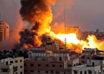 الطيران الصهيوني يقصف مفترق السرايا وسط غزة