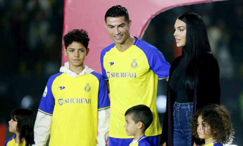 كريستيانو جونيور يتلقى أول استدعاء لمنتخب البرتغال تحت 15 عامًا ورونالدو يعلق: فخور بك يا بني