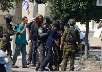 مستوطنين صهاينة يعتدون على شاب فلسطيني تحت حماية الشرطة