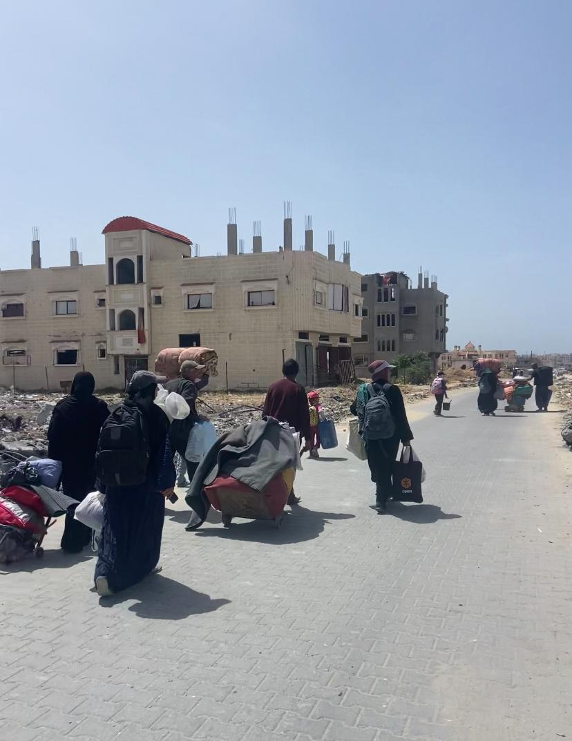نازحون يفرون من جحيم القصف في غزة