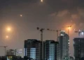 تواصل القصف الإيراني على إسرائيل: 30 صاروخًا في دفعة واحدة يسقطون على  مواقع حيوية 