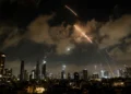 إسرائيل تعترض دفعة جديدة من الصواريخ الإيرانية.. وأضرار مادية وسط البلاد