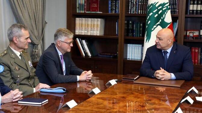 الرئيس اللبناني يؤكد التزام بلاده بولاية اليونيفيل