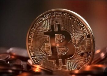 هبوط مفاجئ في سعر البيتكوين بسبب التوترات الجيوسياسية وضغوط البيع