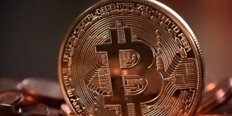 هبوط مفاجئ في سعر البيتكوين بسبب التوترات الجيوسياسية وضغوط البيع