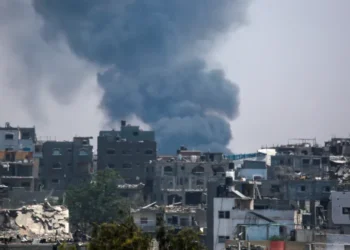 56 شهيدا بغزة ومقتل ضابط إسرائيلي وجرح عدة جنود في تفجير ومعركة