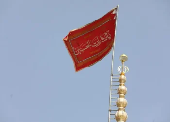 لماذا رُفعت الراية الحمراء فوق مسجد جمكران في قم بعد الهجوم الإسرائيلي على إيران؟