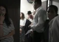 الصحفيون: جون جامبرل، ميلاني ليدمان، جوليا فرانكل.