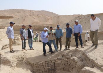 أمين الأعلى للآثار يتفقد "المقاصير الجنوبية" بمعبد الأخ منو، وأعمال الحفائر بمواقع بالأقصر