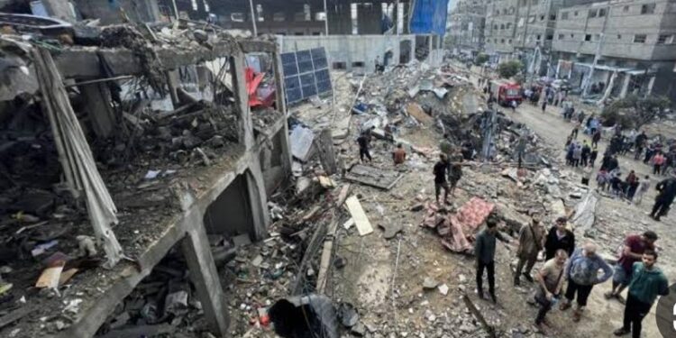 هآرتس: 100 ألف فلسطيني في غزة ضحايا الهجمات الإسرائيلية