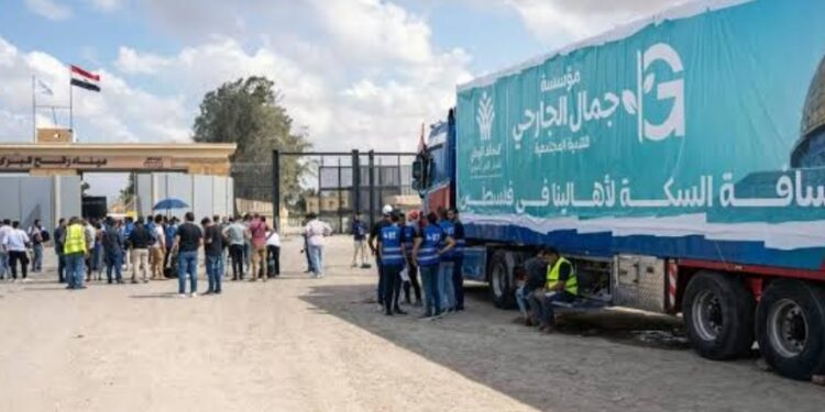دخول المساعدات إلى غزة: استجابة متأخرة أم خطوة سياسية محسوبة؟