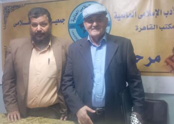 الشاعر الفلسطيني محمود مفلح مع محاوِره الشاعر المصري د. سلطان إبراهيم والصحفي بجريدة الأمة