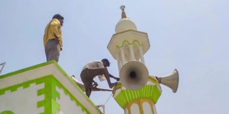 الشرطة الهندية تزيل مكبرات الصوت من 1500 مسجد في بومباي
