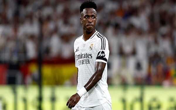 فينيسيوس يطالب بالمساواة مع مبابي.. وريال مدريد لا يمانع بيعه في أقرب فرصة