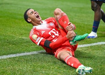 صدمة لبايرن ميونيخ.. موسيالا يغيب 4 أشهر بعد كسر في الشظية وخلع بالكاحل
