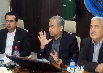 وزير الداخلية الباكستاني محسن نقفي خلال اجتماع ترأسه في إسلام آباد