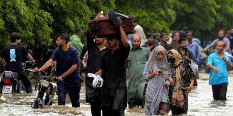 فيضانات مدمرة وانهيارات أرضية تقتل 750 شخصًا في باكستان
