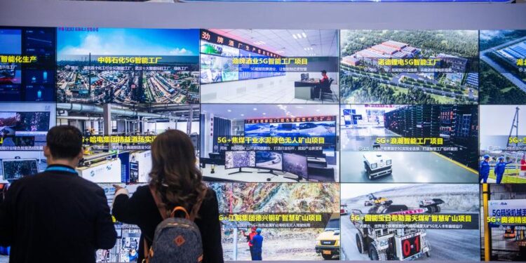 (231120) -- WUHAN, Nov. 20, 2023 (Xinhua) -- People visit an innovation achievements exhibition during the 2023 China 5G + Industrial Internet Conference in Wuhan, central China's Hubei Province, Nov. 20, 2023. The 2023 China 5G + Industrial Internet Conference kicked off here on Monday. Two thematic sessions and nearly 20 related meetings are scheduled during the event. There is also an exhibition on "5G + industrial internet" innovation achievements. (Xinhua/Wu Zhizun)
