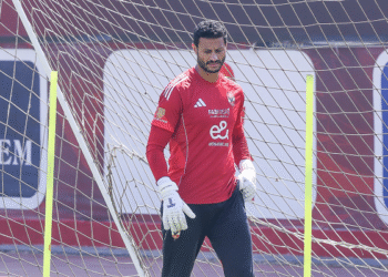 محمد الشناوي يعود لمران الأهلي بعد وفاة والده استعدادًا لمواجهة غزل المحلة