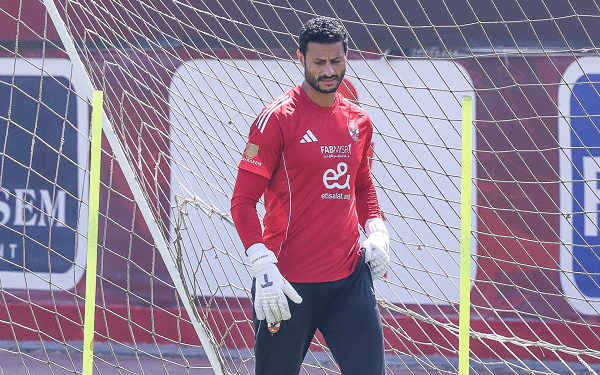 محمد الشناوي يعود لمران الأهلي بعد وفاة والده استعدادًا لمواجهة غزل المحلة