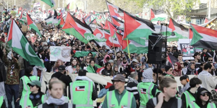 عشرات الآلاف يتظاهرون في أوكلاند دعمًا لفلسطين