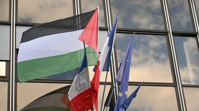 جدل في فرنسا حول رفع الأعلام الفلسطينية عشية الاعتراف