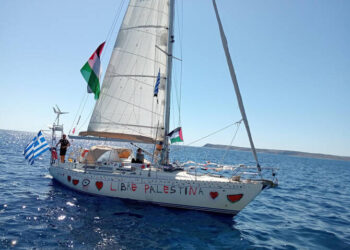 قال وزير الخارجية اليوناني، جيورجوس جيرابتريتيس، اليوم الخميس إن بلاده ستضمن الإبحار الآمن للقوارب الموجودة حاليًا في مياهها الإقليمية، وذلك في إطار دعمها لأسطول دولي مدني متجه إلى قطاع غزة بهدف كسر الحصار البحري المفروض من قبل إسرائيل. جاء ذلك في تصريحات أدلى بها الوزير خلال مقابلة مع وكالة "رويترز" على هامش اجتماعات الجمعية العامة للأمم المتحدة في نيويورك. وأشار جيرابتريتيس إلى أن بعض القوارب التابعة لأسطول "الصمود العالمي" ترسو حاليًا في مياه جزيرة كريت، مؤكدًا أن السلطات اليونانية ستضمن لها الإبحار الآمن داخل المياه اليونانية. وأضاف: "لقد أبلغنا الحكومة الإسرائيلية بالفعل بمشاركة مواطنين يونانيين في هذا، وسنتأكد من أن كل شيء يسير على ما يرام". أسطول دولي لكسر الحصار يتألف "أسطول الصمود العالمي" من حوالي 50 قاربًا مدنيًا يشارك فيها مئات الناشطين والمحامين من مختلف أنحاء العالم، وتهدف الحملة إلى كسر الحصار البحري الذي تفرضه إسرائيل على قطاع غزة منذ أكثر من 15 عامًا. ومن بين المشاركين في الأسطول، الناشطة السويدية البارزة في مجال المناخ، جريتا ثونبرج، التي انضمت لإظهار التضامن مع سكان القطاع ودعماً للعدالة الإنسانية، بحسب ما أفاد به المنظمون. وقد أثارت الحملة ردود فعل متباينة، حيث تنظر إليها إسرائيل على أنها محاولة استفزازية، واتهمت مرارًا القائمين عليها بالتواطؤ مع حركة "حماس" التي تصنفها إسرائيل كمنظمة إرهابية. وعلى الرغم من ذلك، يصرّ منظمو الأسطول على أن هدفهم سلمي وإنساني، يهدف إلى تسليط الضوء على معاناة سكان غزة تحت الحصار. هجوم بطائرات مسيّرة في تطور مقلق، تعرّض عدد من القوارب التابعة للأسطول لهجوم جوي من 12 طائرة مسيّرة في المياه الدولية، وذلك على بعد نحو 30 ميلاً بحريًا (56 كيلومترًا) من جزيرة غافدوس اليونانية، ما أثار مخاوف أمنية ودفع بعض الدول إلى التدخل. ردًا على ذلك، أرسلت إيطاليا سفينة حربية إلى موقع الحادث للمساعدة في حماية السفن المدنية. وأعربت عدة جهات دولية عن قلقها من تصعيد محتمل في حال تكررت مثل هذه الحوادث. موقف اليونان وتحقيق مرتقب وعلى الرغم من الحادثة، أكد وزير الخارجية اليوناني أن الوضع بات تحت السيطرة في الوقت الحالي، لكنه أشار إلى أن بلاده تبقى في "حالة تأهب قصوى" تحسّبًا لأي طارئ. وأضاف أن تحقيقًا شاملاً سيُجرى للكشف عن ملابسات الهجوم، وتحديد الجهات المسؤولة عنه. وحول إمكانية مشاركة اليونان في الجهود العسكرية إلى جانب إيطاليا وإسبانيا، أوضح جيرابتريتيس أن أثينا لا تخطط للانضمام إلى أي تحرك بحري عسكري في هذه المرحلة. وأشار إلى أن دور بلاده سيقتصر حاليًا على ضمان سلامة الإبحار داخل المياه الإقليمية اليونانية وتقديم الدعم القانوني والدبلوماسي اللازم للمواطنين المشاركين. توتر إقليمي متصاعد يأتي هذا التطور في ظل توتر متصاعد في شرق البحر المتوسط، حيث تزداد حساسية الأوضاع مع استمرار الحرب في غزة منذ أكتوبر 2023، وما تبعها من تبادل الاتهامات بين إسرائيل والمجتمع الدولي بشأن الوضع الإنساني المتدهور في القطاع. ويُنظر إلى الأسطول الجديد على أنه محاولة رمزية لتحدي الحصار، وهو ما قد يؤدي إلى توترات دبلوماسية جديدة، خاصة إذا قررت إسرائيل التدخل مباشرة في مسار السفن. في خضم هذه التطورات، تواصل اليونان التوازن الدقيق بين التزاماتها الأوروبية والدولية من جهة، وحرصها على حماية مواطنيها وضمان حرية الملاحة من جهة أخرى. وبينما تبقى الأعين مسلطة على تحركات الأسطول في الأيام المقبلة، فإن الموقف اليوناني الحذر يشير إلى رغبة في تجنّب التصعيد، مع التأكيد على احترام القوانين الدولية والحقوق الإنسانية.