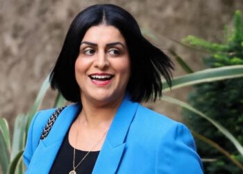 وزيرة الداخلية البريطانية المسلمة تتبنى نهجًا أكثر صرامة تجاه المهاجرين