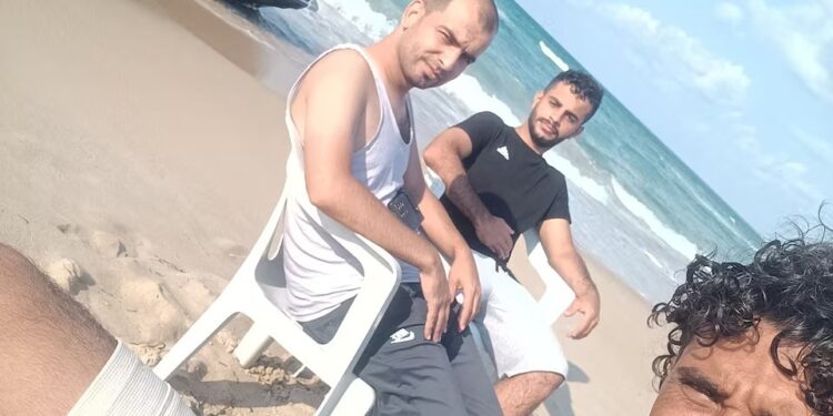فلسطيني يهرب من غزة إلى أوروبا بدراجة مائية بعد رحلة عامٍ كاملة