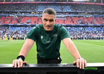 فيفا يعلن طاقم تحكيم مباراة أهلي جدة وبيراميدز بكأس القارات الثلاث
