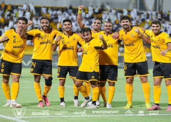 الكويت يحسم القمة أمام القادسية ويعتلي الصدارة وسط أحداث شغب بعد المباراة