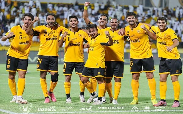 الكويت يحسم القمة أمام القادسية ويعتلي الصدارة وسط أحداث شغب بعد المباراة