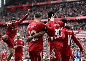 ليفربول يحسم ديربي الميرسيسايد بثنائية أمام إيفرتون ويواصل العلامة الكاملة