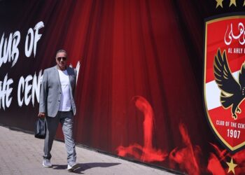 الأهلي يرد على مدحت شلبي بصورة تأشيرة الخطيب لأمريكا