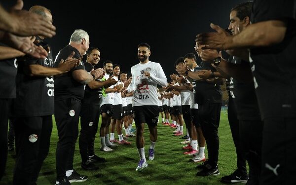 منتخب مصر يكرم محمد صلاح بممر شرفي بعد تتويجه بجائزة الأفضل في الدوري الإنجليزي