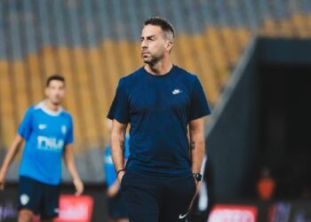 فيريرا يشيد بعبد الله السعيد ويوضح سبب بطاقات بيزيرا الصفراء