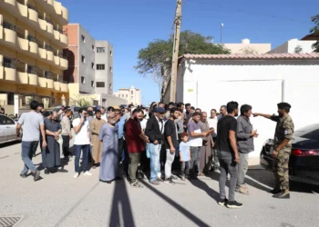 عودة السوريين من ليبيا وافتتاح مطار سرت: مشهد مزدوج بين اللجوء والإعمار