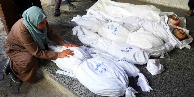 غزة: 11 شهيدًا من عائلة واحدة في غارة إسرائيلية شرق المدينة